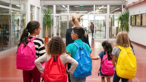 Organização alerta para risco de crianças e jovens com Covid Longa perderem percurso escolar