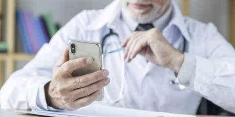 Universidade de Coimbra cria aplicação para prevenir 'burnout' em médicos internos