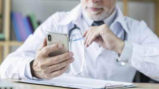 Universidade de Coimbra cria aplicação para prevenir 'burnout' em médicos internos