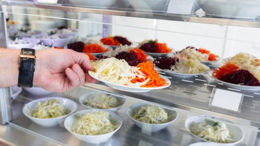 Refeitórios escolares limitam doces e proíbem alimentos processados