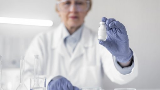 Farmacêuticas terão de assegurar tratamento gratuito após ensaios