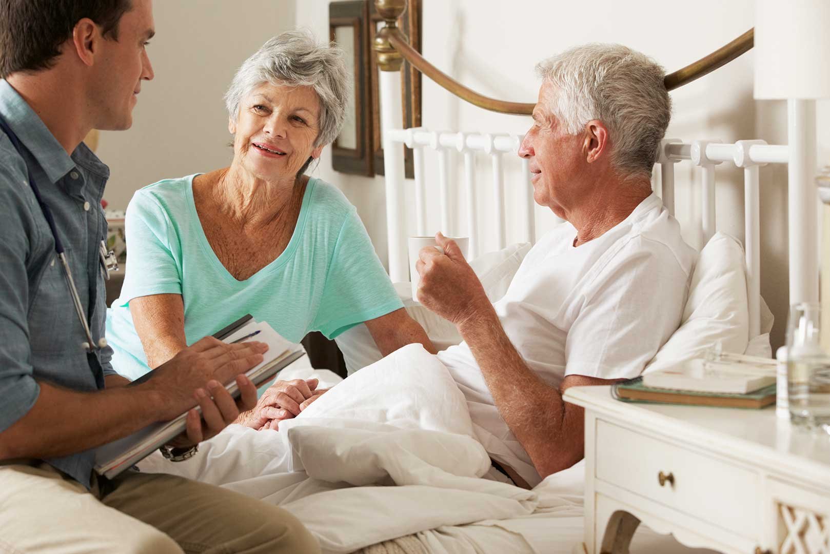 вызов врача на дом пожилому человеку. вызвать терапевта на дом. вызов врача на дом пожилому человеку. вызвать на дом врача терапевта. медсестра с пожилым человеком.