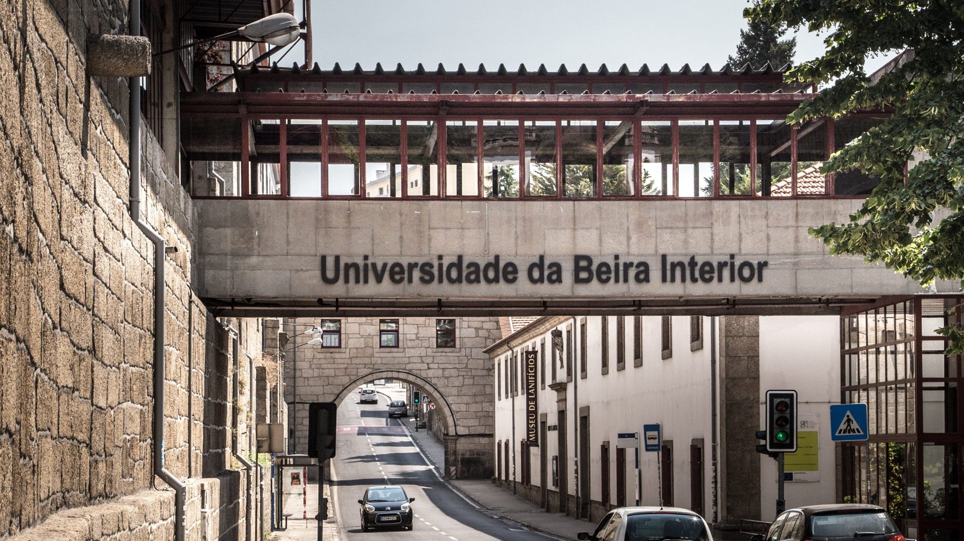 Na Capital E No Interior A Universidade Mantém