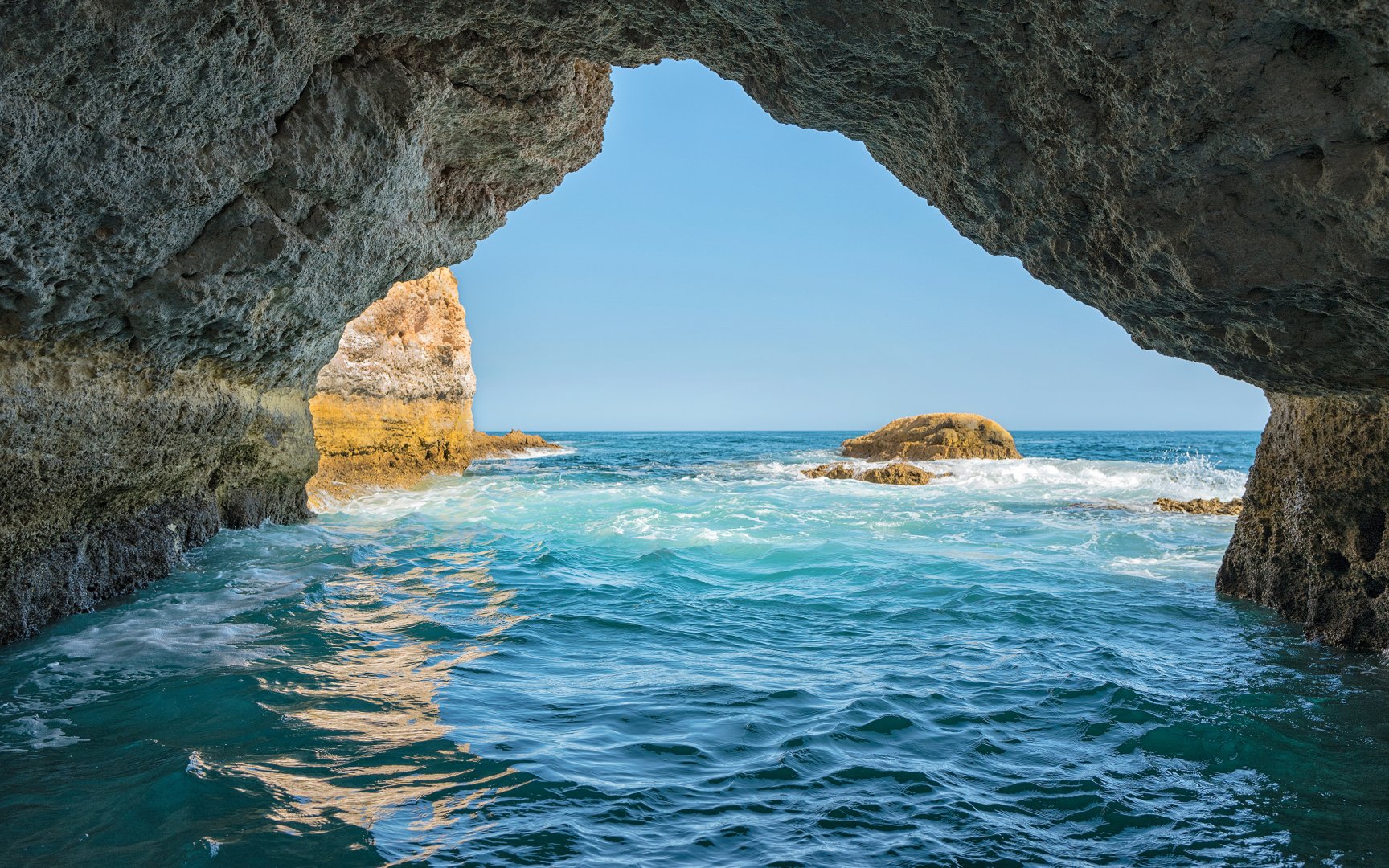 Eine internationale Studie zeigt Schwermetalle und Mikroplastik im Algarve-Meer