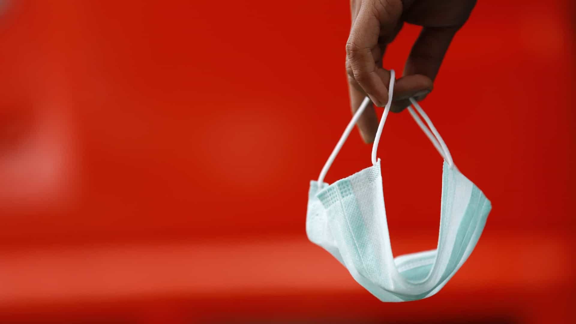 Ein deutscher Arzt wurde verurteilt, weil er Nachrichten über die Befreiung vom Tragen eines Maulkorbs gefälscht hatte