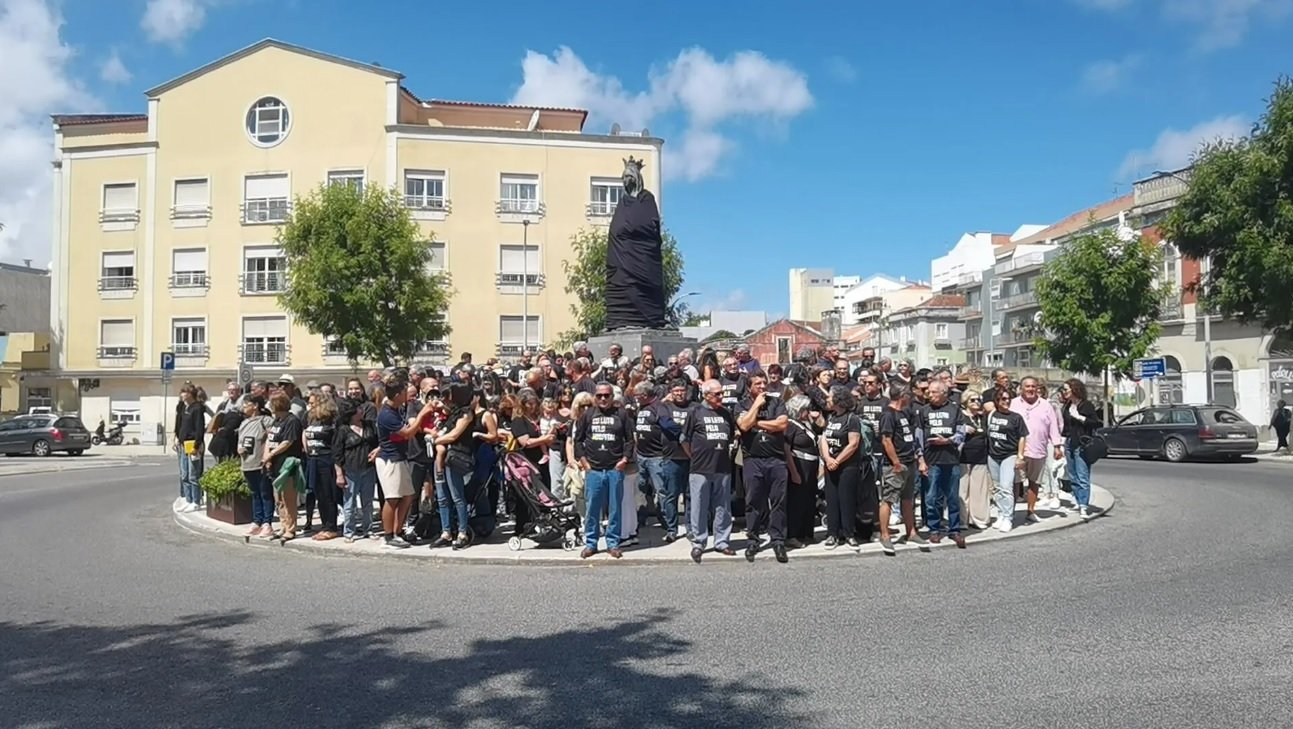 “Luto pelo hospital” junta três centenas de pessoas em protesto nas ...
