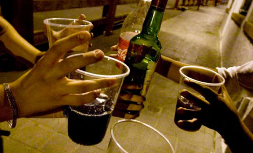 Laos diz não conseguir relacionar morte de turistas com álcool adulterado